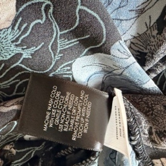 Torrid Blouse Size 1 (14-16) Black and Blue Skull Top - Picture 8 of 9